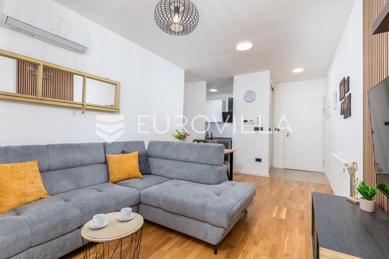 Pula, Monvidal, long-term rental of a three-bedroom, five-room, friendly apartment in a new building