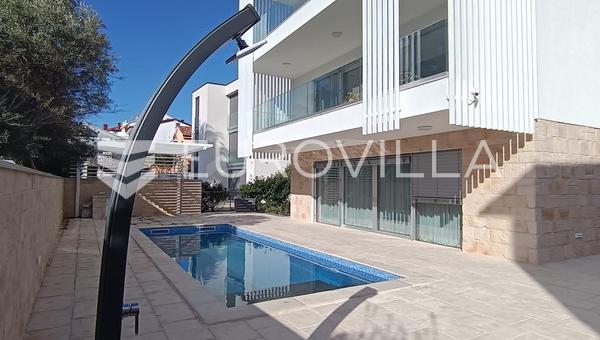 Krk, apartamento de lujo con piscina, 113 m² OBRA NUEVA
