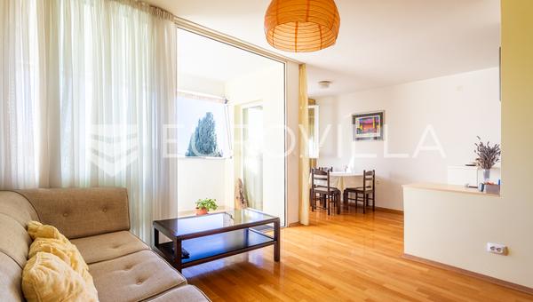Split, Gripe komforan dvosoban stan 64 m² s pogledom