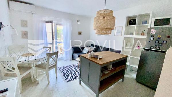 Okrug Gornji, kényelmes egyszobás apartman a strand közelében