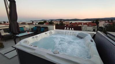 Zadar, Sv. Filip i Jakov, cobertura moderna com vista para o mar