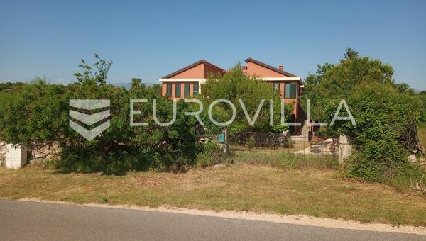 Novalja, denize yakın yarı müstakil ev