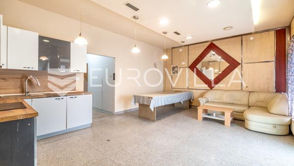 Gornji Stupnik, utcai üzlethelyiség 127 m² udvarral