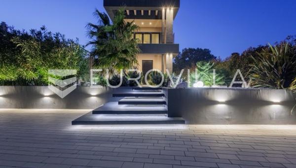 Premantura, una villa unica ed elegante con piscina su un ampio giardino paesaggistico