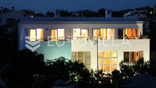 Istria, Pula, ático moderno con una gran terraza en una villa de lujo con piscina