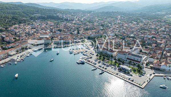 Ostrov Korčula, komerčně-rezidenční kamenný dům upravený pro restaurační činnost