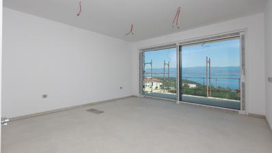 Ostrov Krk, Vrbnik, moderný apartmán s výhľadom na more, dodatočným štúdiovým priestorom a záhradou