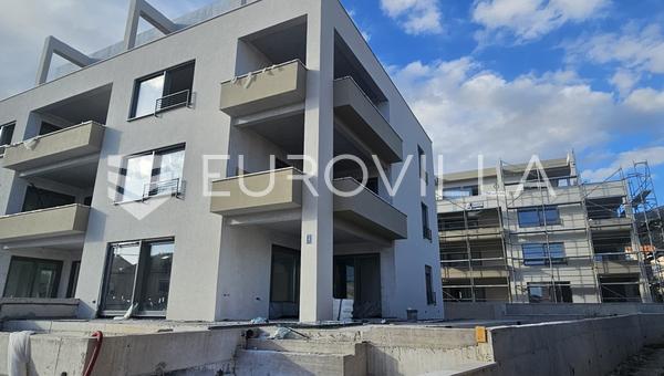 Kaštel Stari, luksuzan stan 102 m² zgrada s liftom, garažom i pogledom na more