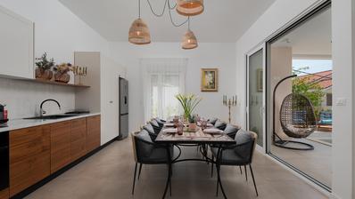 Solin, casa modernamente decorada com piscina