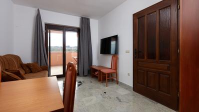 Krk, uređen trosoban apartman s prostranom terasom