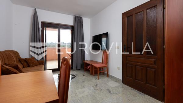 Krk, apartamento amueblado de tres dormitorios con una amplia terraza