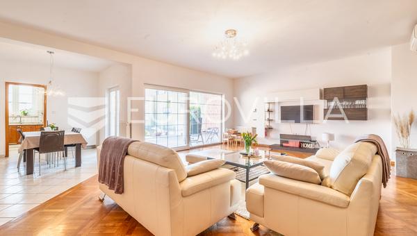 Zagreb, Gornja Dubrava, hermosa y espaciosa casa con dos apartamentos y 3 plazas de aparcamiento, 350...
