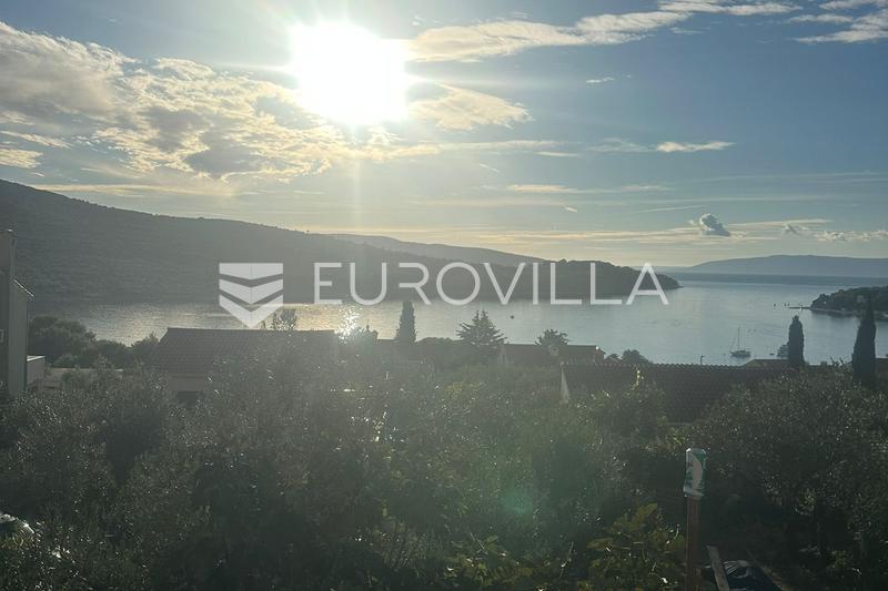 Cres, NOVOGRADNJA, stan, dvosoban s prostranom terasom, vrtom i pogledom na more