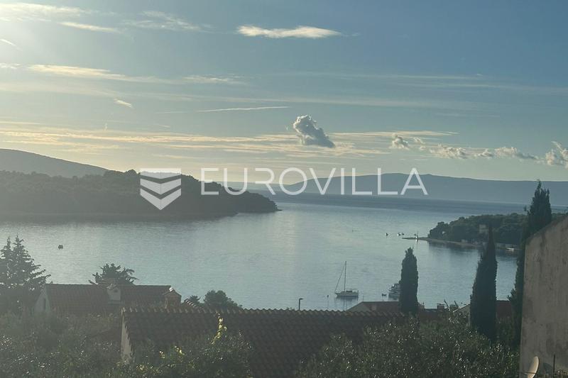 Cres, stan, 1s+db s prostranom terasom, vrtom i pogledom na more