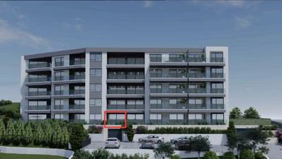 Makarska, nuova costruzione, appartamento trilocale con terrazza, giardino e vista mare mozzafiato.