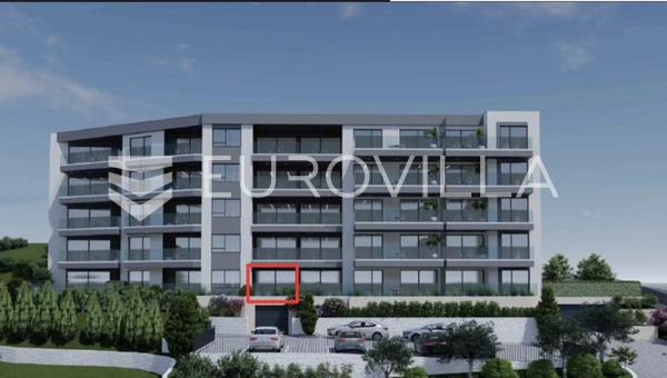 Makarska, nuova costruzione, appartamento trilocale con terrazza, giardino e vista mare mozzafiato.