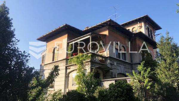 Rijeka, appartement op de eerste verdieping in een prachtige Oostenrijks-Hongaarse villa met een groot terras