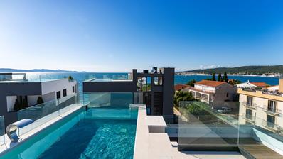 Zadar, Sukošan, luksuzan penthouse s krovnom terasom i bazenom, drugi red do mora