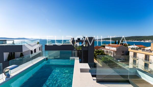 Zadar, Sukošan, luxusní penthouse se střešní terasou a bazénem, druhá řada k moři