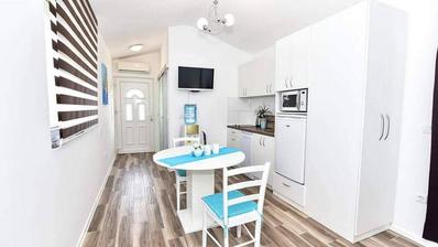 Vir, dvojna kuća s dva apartmana i velikim vrtom, blizina centra i plaže