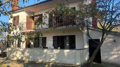 Istrien, Poreč, hus med två lägenheter, trädgård och byggmark på 1687 m², MÖJLIGHET