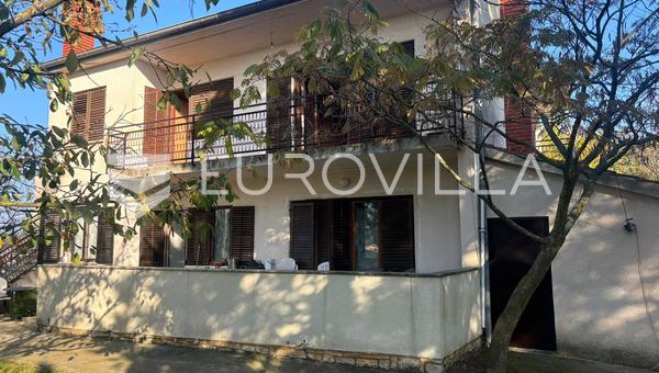 Istra, Poreč, kuća s dva stana, okućnicom i građevinskim terenom od 1687 m², PRILIKA