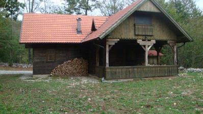 Fužine, Lič, samostojeća kuća na osami s predivnom okućnicom od 3394 m²