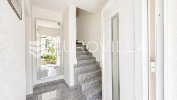Fiume, Rastocine casa a schiera di 180 m² disposta su due piani, con terrazza.