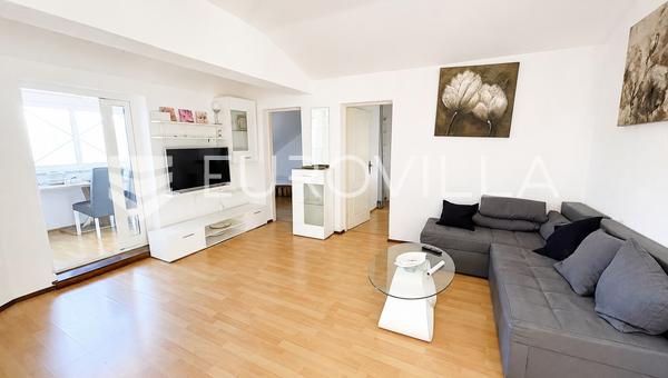 Rijeka, Rastocine 180 m² řadový dům uspořádaný ve dvou podlažích, s terasou.