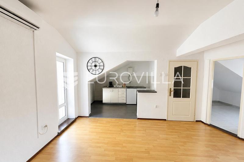 Rijeka, Rastocine 180 m² radhus fördelat på två våningar, med terrass. - 2