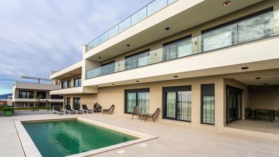 Kastel Sucurac, villa recém-construída com piscina e vista panorâmica para o mar