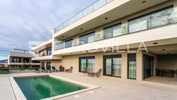 Kaštel Sućurac, novo postavená vila s bazénom a panoramatickým výhľadom na more
