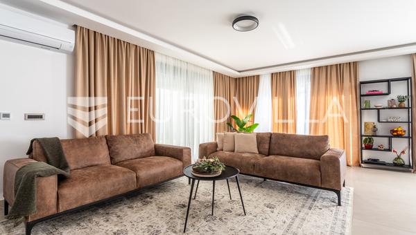 Kastel Sucurac, újonnan épült villa medencével és panorámás tengeri kilátással