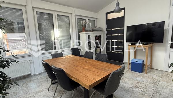 Osijek, Şehir Merkezi, 1. katta 86 m² büyüklüğünde, eşyalı 3 yatak odalı daire