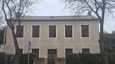 N. Vinodolski, samostojeća katnica 100 m od mora s parcelom od 680 m²