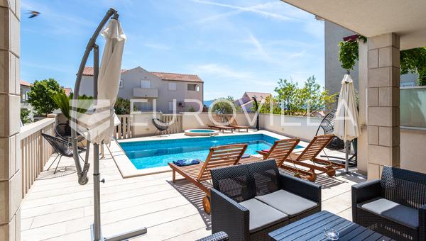 Brac, Bol, et mindre familieejet hotel med restaurant, samlet nettoareal 1.000 m²