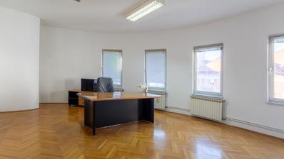 Slavonski Brod, Centro da Cidade, espaço comercial de 107 m² com sótão de 50 m²