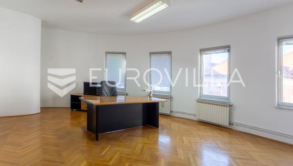 Slavonski Brod, Centro, local comercial de 107 m² y ático de 50 m²