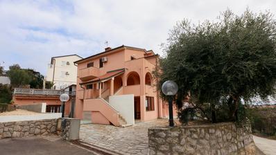 Krk, uređen trosoban apartman, velika terasa s otvorenim pogledom