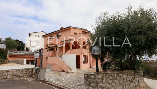 Krk, apartamento amueblado de tres dormitorios, gran terraza con vistas abiertas