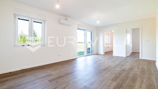 Velika Gorica, NYBYGGERI, erhvervslokale, kontor, 4 parkeringspladser, 90 m²