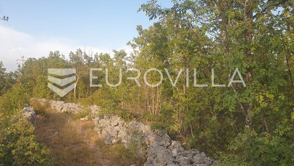 Imotski- Lovrec proprietà unica composta da 5.250 m² di terreno edificabile con bosco.