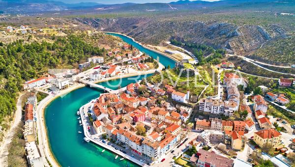 Zadar, Obrovac, terreno para construção de 452 m², situado junto ao rio Zrmanja