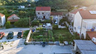 Peljesac, Broce - maison en pierre traditionnelle en bord de mer