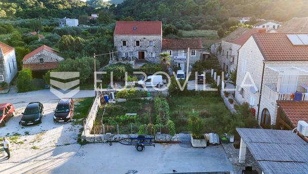 Pelješac, Broce, tradicionalna kamena kuća uz more