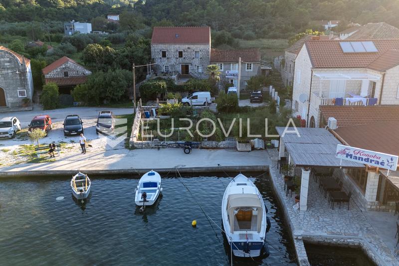 Pelješac, Broce, tradicionalna kamena kuća uz more - 2
