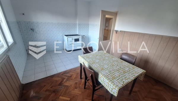 Karlovac, Donja Jelsa, hus 360 m² på en grund på 4000 m²