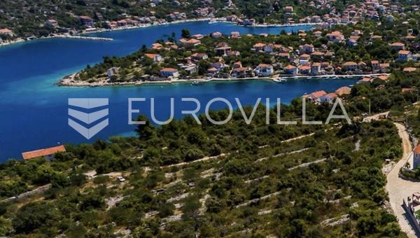 Drvenik Veliki'de 2.490 m² tarım arazisi