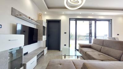 Istria, Medulin, moderný apartmán, 2 spálne, terasa a strešná terasa, parkovanie