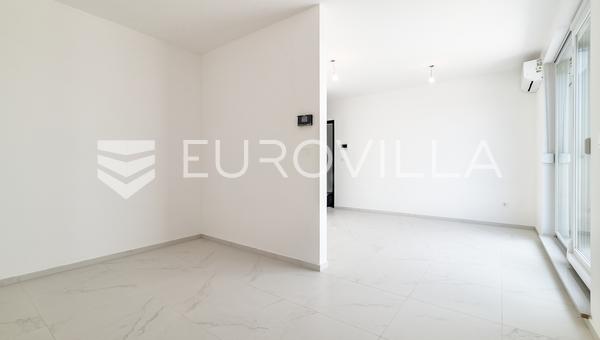 Zagreb, Blato, trosoban stan na uvučenom katu moderne novogradnje, 69 m²